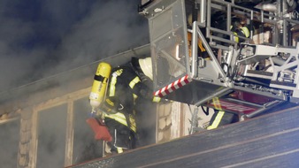 Freiwillige Feuerwehr Celle: FW Celle: Feuer in einem Einfamilienhaus in Bostel - Feuerwehr rettet Katze aus Lebensgefahr!