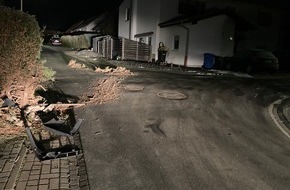 Polizeipräsidium Mittelhessen - Pressestelle Gießen: POL-GI: Mit Hecke kollidiert und Teile verloren + Roller geklaut