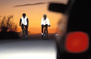 CosmosDirekt: Neon ist in: Mehr Sicherheit durch Sichtbarkeit beim Fahrradfahren