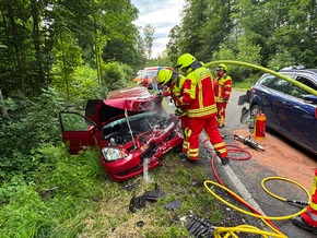 KFV Bodenseekreis: Feuerwehr rettet zwei Fahrzeuglenker aus Fahrzeugen nach schwerem Verkehrsunfall auf K7783