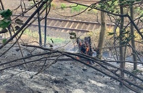 Feuerwehr Essen: FW-E: Flächenbrand auf Bahndamm, circa 5000 m² Buschwerk in Flammen, Bahnverkehr über Stunden gestört