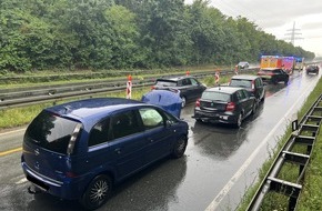 Feuerwehr Paderborn: FW Paderborn: Verkehrsunfall mit drei beteiligten PKW