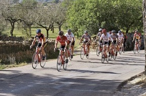 alltours flugreisen gmbh: Radsportler trainieren in den Wintermonaten mit alltours auf Mallorca / Erstmals fünf allsun Hotels auf den Belearen im Winter geöffnet (BILD)