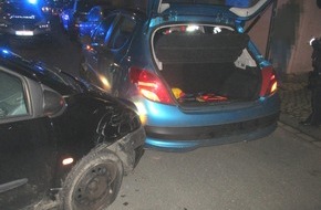 Polizei Hagen: POL-HA: Zwei Verletzte bei Unfall - Drei Autos beschädigt