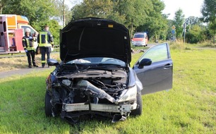 Polizei Minden-Lübbecke: POL-MI: Zwei Autos kollidieren auf Kreuzung