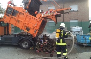 Feuerwehr Stolberg: FW-Stolberg: Brennendes Müllfahrzeug in einer Fahrzeughalle des Technischen Betriebsamtes