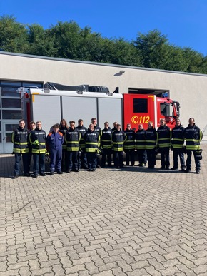 FW-EN: 18 Mitglieder der Feuerwehr Hattingen haben erfolgreich ihre Grundausbildung abgeschlossen