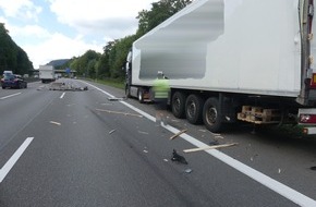 Polizeipräsidium Nordhessen - Kassel: POL-KS: Abgelenkter Lkw-Fahrer fährt auf Pannen-Lkw auf: Trümmerteile sorgten für Behinderungen auf A 44