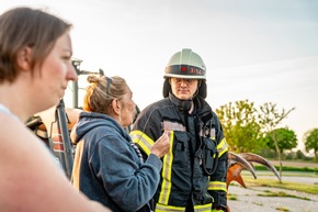 FW-KLE: Realistische Einsatzübung der Freiwilligen Feuerwehr Bedburg-Hau am Landgasthof &quot;Westrich&quot; vermittelt Wissen und Sicherheit