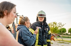 Freiwillige Feuerwehr Bedburg-Hau: FW-KLE: Realistische Einsatzübung der Freiwilligen Feuerwehr Bedburg-Hau am Landgasthof "Westrich" vermittelt Wissen und Sicherheit