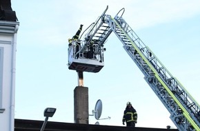 Feuerwehr Iserlohn: FW-MK: Anfahrt auf Sicht. Starke Rauchentwicklung durch Kaminbrand