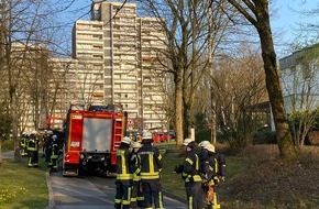 Feuerwehr Erkrath: FW-Erkrath: Brand durch Dachdeckerarbeiten auf einem Mehrfamilienhaus in Erkrath-Hochdahl
