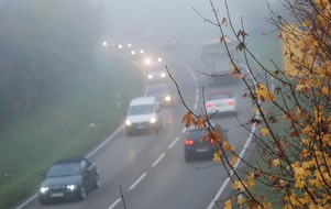 DEKRA SE: Bei Nebel nicht blind auf die Lichtautomatik verlassen