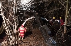 Feuerwehr der Stadt Arnsberg: FW-AR: UMGESTÜRZTE FORSTMASCHINE RUFT DIE FEUERWEHR AUF DEN PLAN
