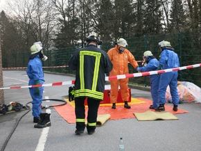 FW-AR: Brand bei Firma Umarex in Arnsberg-Neheim löst Großeinsatz aus