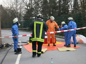 FW-AR: Brand bei Firma Umarex in Arnsberg-Neheim löst Großeinsatz aus