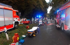 Feuerwehr Bergisch Gladbach: FW-GL: Schwerer Verkehrsunfall mit eingeklemmter Person im Stadtteil Hebborn von Bergisch Gladbach