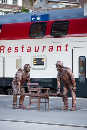 Skulpturen überfallen Bahnhof Arth-Goldau