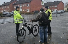 Polizeidirektion Itzehoe: POL-IZ: 251118.6 Kellinghusen: Fahrrad-Check an der Schule - Sichtbarkeit im morgendlichen Verkehr im Mittelpunkt