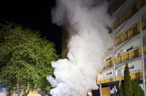 Feuerwehr Iserlohn: FW-MK: N&auml;chtlicher Brand an einem Geb&auml;ude am "Sonnenweg"