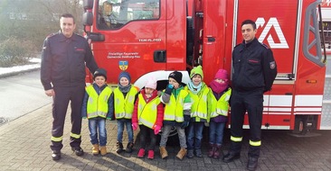 Freiwillige Feuerwehr Bedburg-Hau: FW-KLE: Brandschutzerziehung mit dem AWO Kindergarten: "Da sein, damit es nicht brennt"