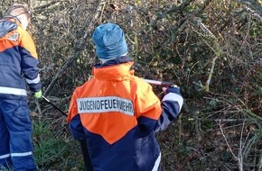 Freiwillige Feuerwehr Celle: FW Celle: Jugendfeuerwehr Altencelle sammelt Müll