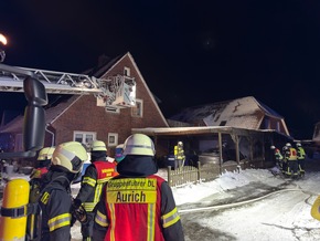 FW-AUR: Feuer an Carport greift auf Elektroautos &uuml;ber