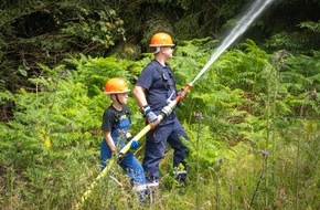 Feuerwehr der Stadt Arnsberg: FW-AR: Die Jugendfeuerwehr der Stadt Arnsberg übt die Bekämpfung von Waldbränden