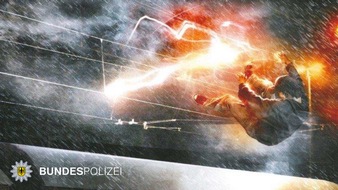 Bundespolizeidirektion M&uuml;nchen: Bundespolizeidirektion M&uuml;nchen: Schwer verletzt nach Stromunfall // 16-J&auml;hriger kletterte auf Regionalzug und erlitt Stromschlag