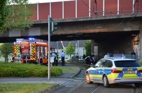 Feuerwehr Mülheim an der Ruhr: FW-MH: Auto überschlägt sich. Fahrer verletzt. #fwmh
