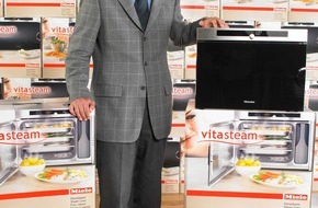 Miele & Cie. KG: Firmenchef Markus Miele stellt zum Messestart ein innovatives Kochgerät vor / Mit Dampf in ein neues Küchen-Zeitalter