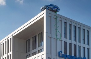 Capgemini: Kunstaktion zur IAA Mobility in München - CLOUD CAR von HA Schult neu inszeniert