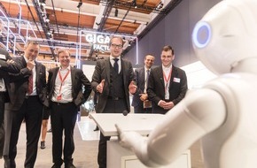 Vodafone GmbH: Mit 5G ins Echtzeitalter: Dobrindt spielt mit dem Echtzeit-Roboter