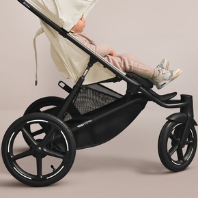 Über Stock und über Steine? CYBEX Avi Spin bringt Bewegung in den Familienalltag