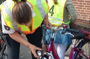 Polizeidirektion Lübeck: POL-HL: OH-Polizeistation Fehmarn  /
Fahrradprüfung bei der Grundschule in Burg auf Fehmarn