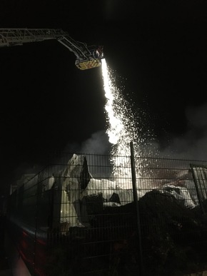 FW-GE: Alarmmeldung &quot;Flammenschein in Gewürzfabrik&quot; - Großbrand an der Achternbergstraße in Gelsenkirchen-Rotthausen