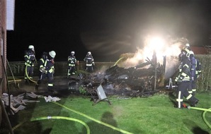 Kreispolizeibehörde Höxter: POL-HX: Gartenhütte durch Feuer zerstört