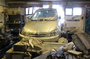 Kreispolizeibehörde Unna: POL-UN: Unna - Verkehrsunfall im Industriegebiet
- LKW schiebt Toyota in Firma