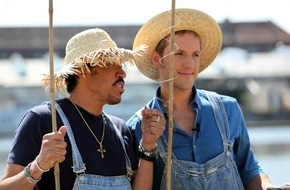 SAT.1: Lionel Richie sucht eine Wohnung in Berlin und angelt mit Jahn Hahn auf der Spree - am Montag, 30. April 2012, ab 5.30 Uhr im "SAT.1-Frühstücksfernsehen" (BILD)
