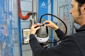 TÜV Rheinland AG: TÜV Rheinland: Sicher in die Wintersaison mit zertifizierten Skihelmen und Skibrillen / Auf aktuelle Normen, GS-Siegel und Haltbarkeit achten / www.tuv.com