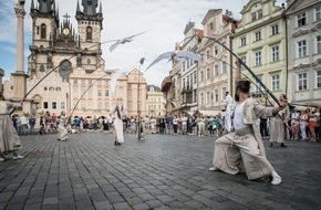 Deutsch-Tschechischer Zukunftsfonds: Tschechisches Theater V.O.S.A. verspricht magische Momente und faszinierende Akrobatik auf dem Bürgerfest im Schlosspark