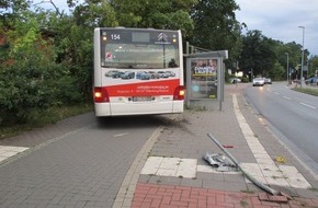 Polizeiinspektion Oldenburg-Stadt / Ammerland: POL-OL: +++ Unfall mit Linienbus +++