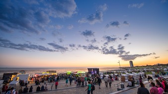 Tourismus Marketing Service Büsum GmbH: Urlaubsflair beim Büsumer Sommer Open Air - Musik und gute Laune im Juli und August direkt am Meer