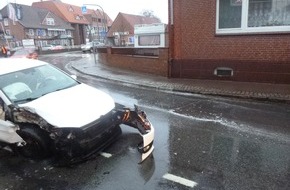 Polizeiinspektion Lüneburg/Lüchow-Dannenberg/Uelzen: POL-LG: ++ mit #Unfallbild ++ in Kurve verunfallt - gegen Hauswand geprallt - Totalschaden ++ von der Fahrbahn abgekommen - Fahrer nach Verkehrsunfall schwer verletzt ++