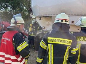 FFW Fredenbeck: Futtermittel-LKW fängt Feuer