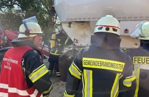 Freiwillige Feuerwehr Samtgemeinde Fredenbeck: FFW Fredenbeck: Futtermittel-LKW fängt Feuer