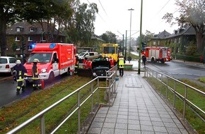 Feuerwehr Essen: FW-E: VW Lupo und Straßenbahn prallen aneinander, 72-jährige Fahrerin schwer verletzt