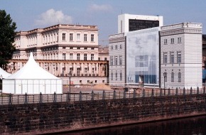 Bertelsmann SE & Co. KGaA: BIG IMAGE - Bertelsmann zeigt an der Schlossbrücke die zukünftige
Gestalt der Kommandantur Unter den Linden 1