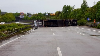 FW-D: LKW liegt quer auf Autobahn - Zwei Verletzte