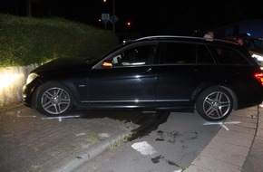 Kreispolizeibehörde Herford: POL-HF: Auto prallt gegen Mauer - Beifahrer leicht verletzt